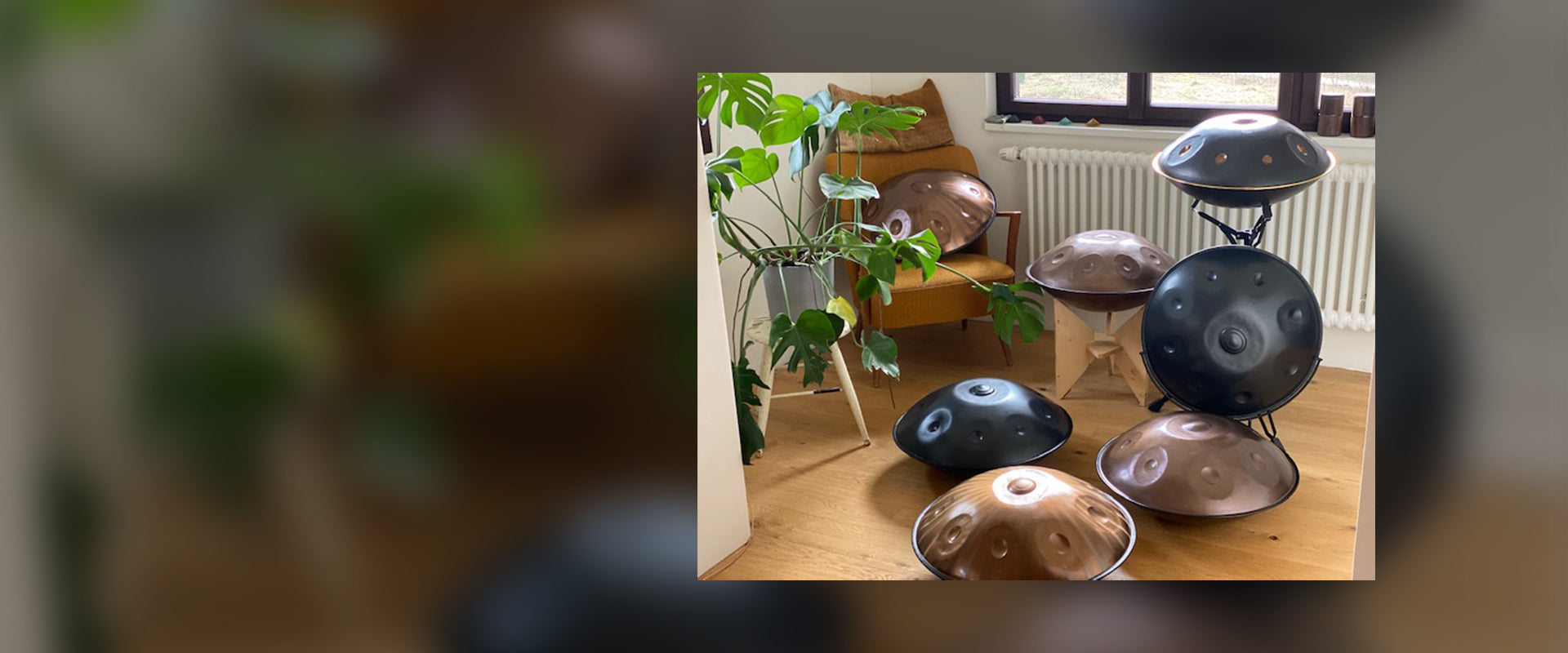 Der Handpan Showroom Almtal in Österreich präsentiert seine große Auswahl an Handpans auf Handpan Zubehör STändern stehen.