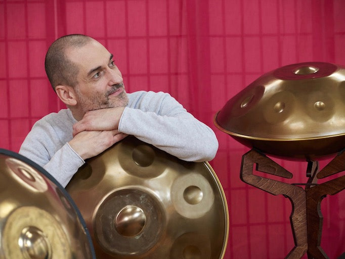 Handpan Vertreter aus Karlsruhe Bernhard in seinem Showroom mit drei verschiedenen Handpans.