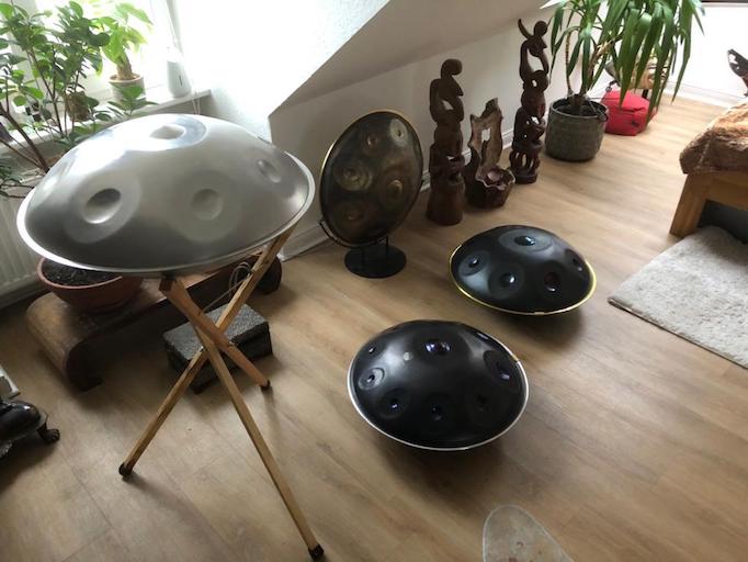 Der Handpan SHworoom in Hamburg präsentiert seine verschiedenen Handpans auf Ständern oder auf dem Boden stehend.