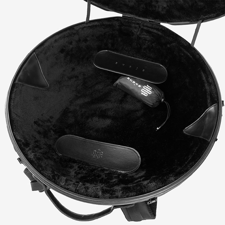 Man sieht das samtige Innenfutter des Avaya Handpan Hardcases in dem Deine Handpan sicher transportiert wird