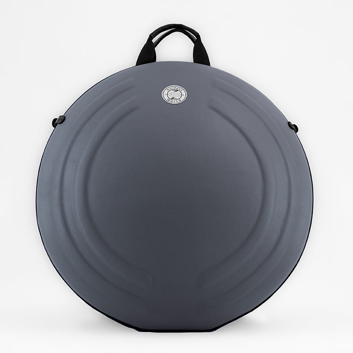 AVAYA Handpan Hardcase ist ein bequemer Rucksack für besten Schutz deiner Handpan. Die Handpan Tasche hat einen schönen grauen Kunstlederüberzug