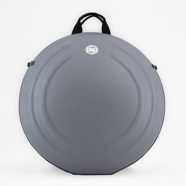 AVAYA Handpan Hardcase ist ein bequemer Rucksack für besten Schutz deiner Handpan. Die Handpan Tasche hat einen schönen hellgrauen Kunstlederüberzug