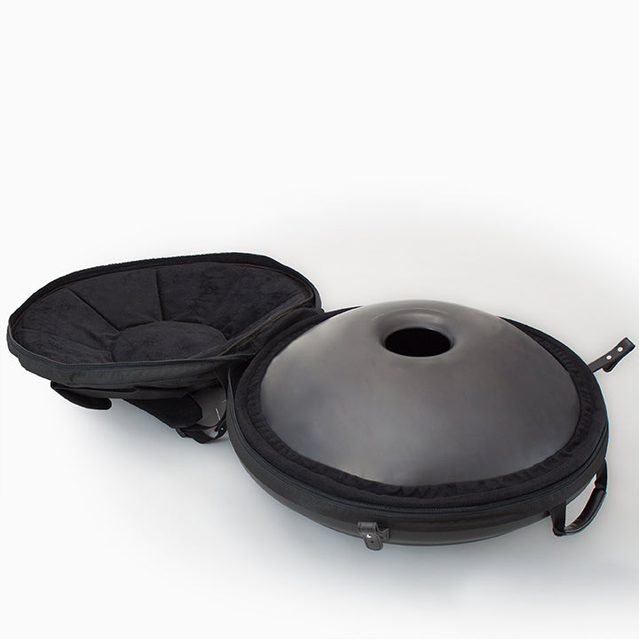 Eine Handpan liegt in einem offenen Avaya Hardcase Light. Erwerbe das Handpan Hardcase jetzt bei uns im Store!