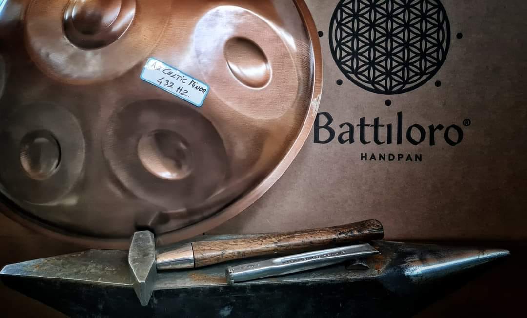 Eine Battiloro Edelstahl Handpan Drum in 432 Hz Handpans steht frisch gebaut in einer Werkstatt. Daneben liegen Tuning Equipemt zum Handpan stimmen.