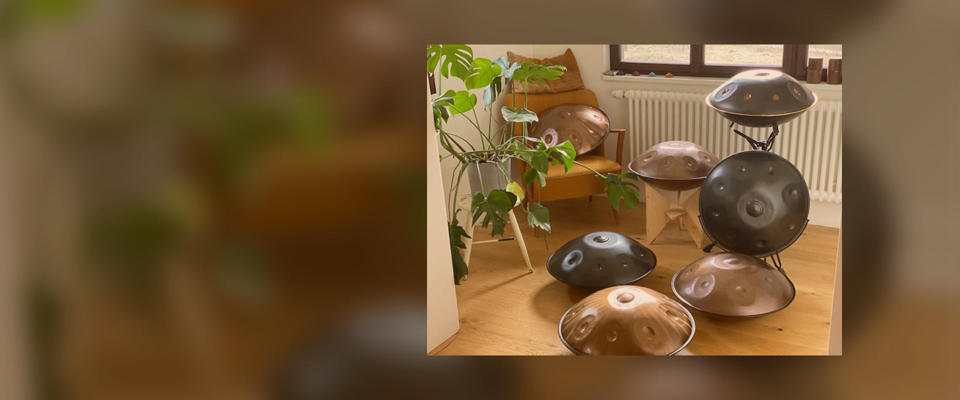 Der Handpan Showroom Almtal in Österreich stellt seine große Auswahl an Handpan Instrumenten zum probespielen, mieten und kaufen aus.