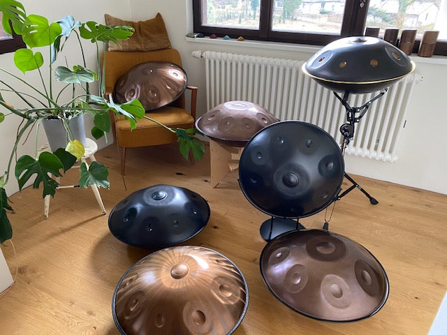 Der Handpan Showroom Almtal in Österreich stellt seine große Auswahl an Handpan Instrumenten zum probespielen, mieten und kaufen aus.