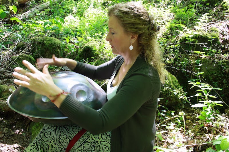 Handpanspielerin Anke spielt Handpan in grüner Natur