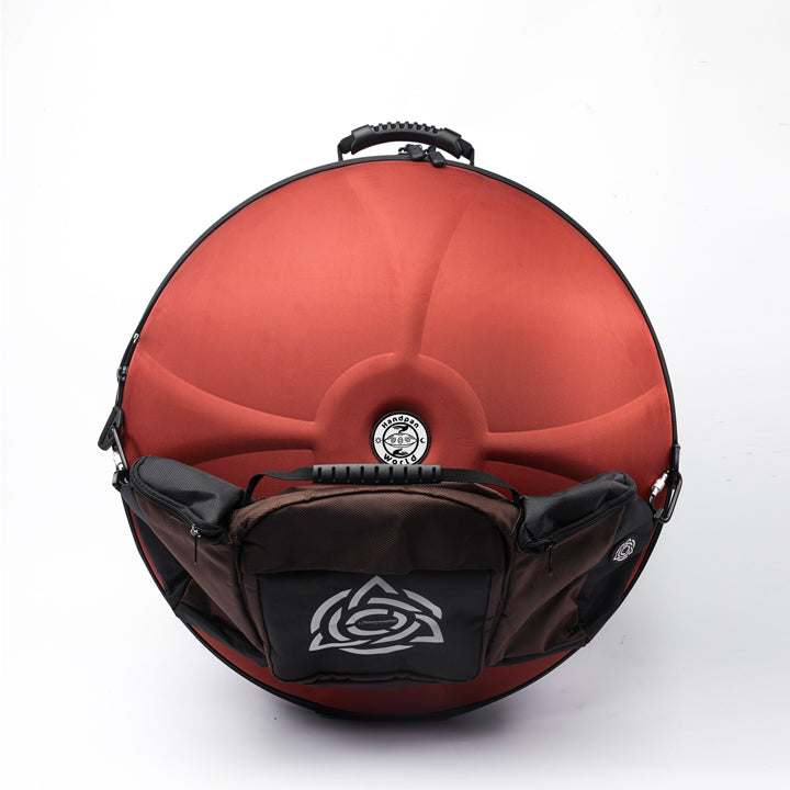 Eine braune Zusatztasche, Pocket Bag ist an einer Evatek Hardcase Rucksack Tasche angebracht. Ästhetisches Design, sicherer Transport Deines Handpan Drum Instruments.