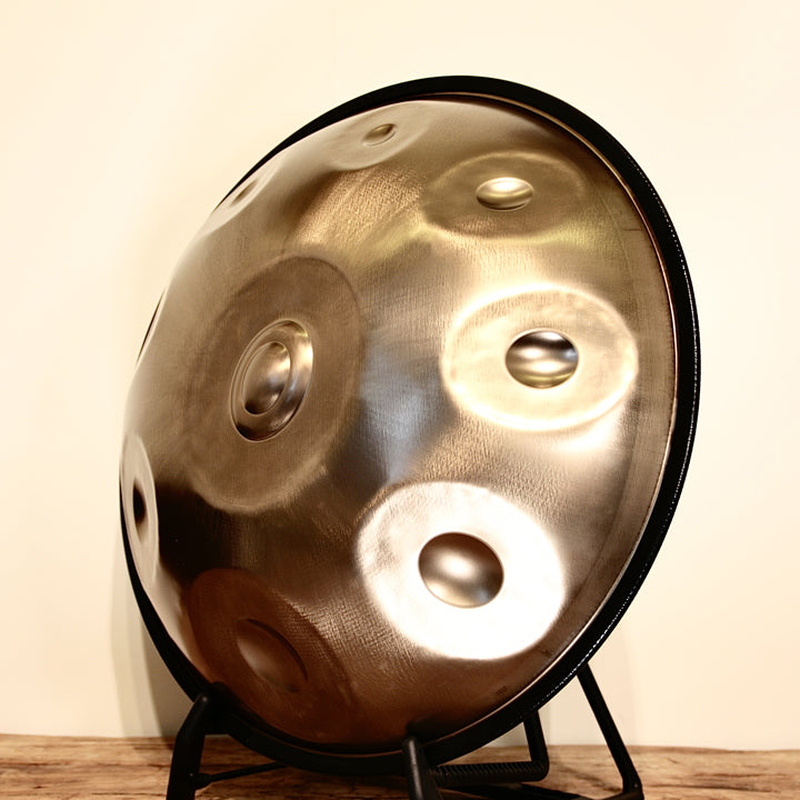 Eine Handpan der Marke Spirit Soul steht auf einem Handpan Instrumenten Ständer. Du möchtest Handpan spielen lernen? Bei Handpan.World kannst Du die passende Handpan günstig kaufen.