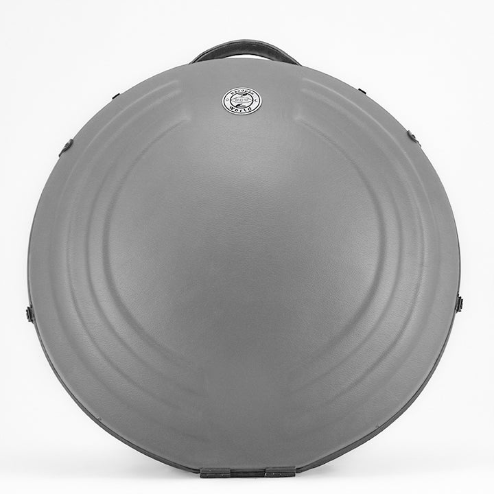 AVAYA Handpan Hardcase bequemer Rucksack gefertigt aus Fieberglaszum Besten Schutz deiner Handpan. Die Handpan Tasche hat einen schönen hellgrauen Kunstlederüberzug und steht auf einem schönen Holzwagen vor einer weißen Wand.