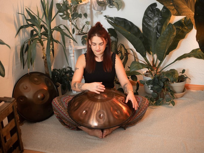 Erlebe die Aelo Handpan in Aktion. Sie ist sowohl für Einsteiger als auch für Profis geeignet. Perfekt für große Räume oder draußen, erzeugt sie ausdrucksstarke, detailreiche Klänge bei leichter Berührung.