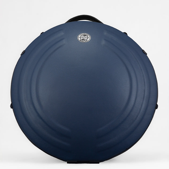 AVAYA Handpan Hardcase bequemer Rucksack gefertigt aus Fieberglaszum Besten Schutz deiner Handpan. Die Handpan Tasche hat einen schönen dunkelblauem Kunstlederüberzug und steht auf einem schönen Holzwagen vor einer weißen Wand.