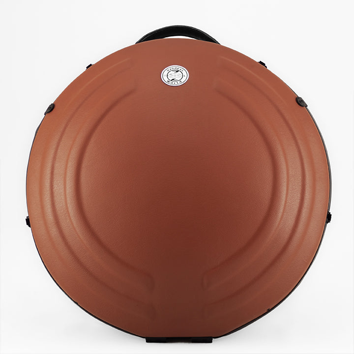 AVAYA Handpan Hardcase bequemer Rucksack gefertigt aus Fieberglaszum Besten Schutz deiner Handpan. Die Handpan Tasche hat einen schönen orange / lachsfarbenen Kunstlederüberzug und steht auf einem schönen Holzwagen vor einer weißen Wand.