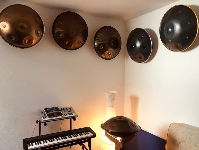 Der Handpan Showroom Innsbruck in Österreich präsentiert seine Handpan Auswahl auf Handpanwandhaltern an der Wand hängend.