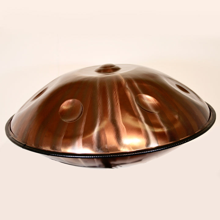 AeloPan Handpan glänzt Bronze auf einem Handpanständer bereit zum spielen
