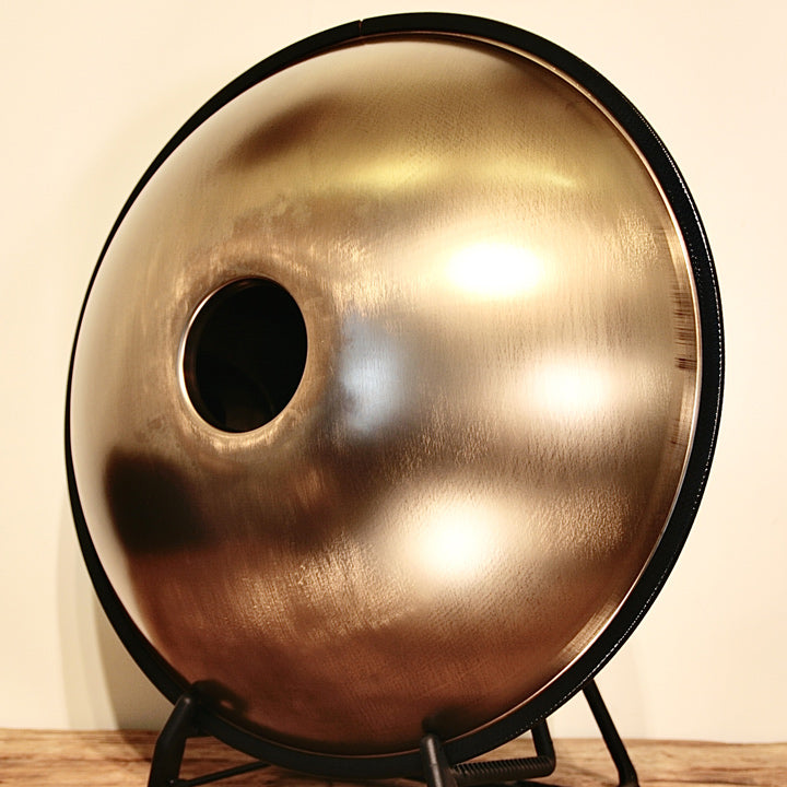 Die Unterseite (Bottom-Shell) der Spirit Soul Handpan ist hochwertig verarbeitet und hat eine strahlend goldene Optik - jetzt günstig kaufen bei Handpan.World