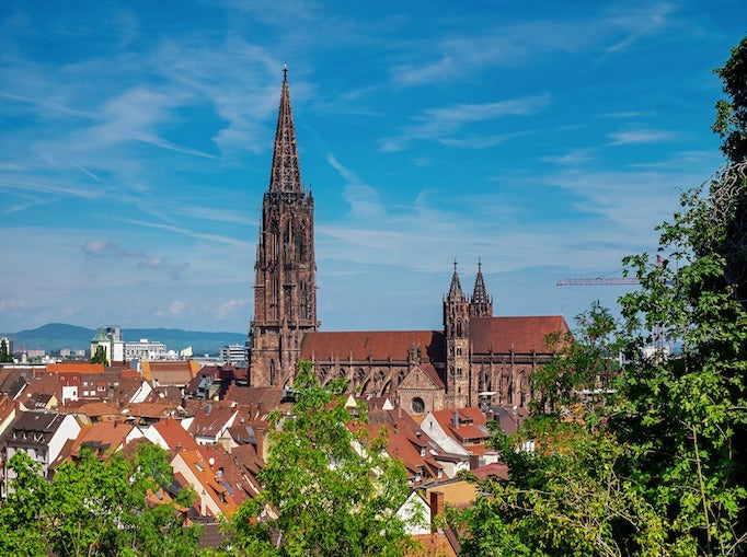 Das Freiburger Münster aus der Ferne bei strahlend blauem Himmel