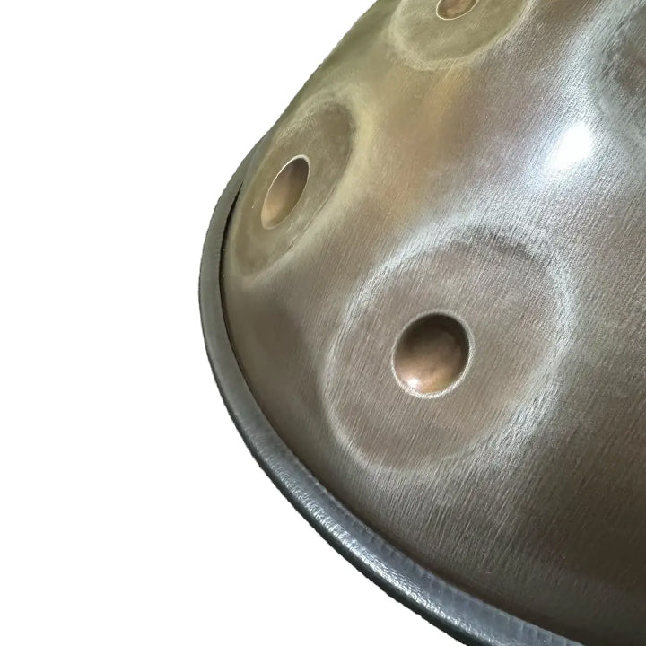 Im Bild wird die Seitenansicht einer Horayzon Master Series Mutant Handpan aus Edelstahl gezeigt. Diese Handpan besticht durch erstklassige Handwerkskunst und unvergleichliche Klangqualität. Ihre elegante, schützende Oberfläche sowie die präzise abgestimmten Töne machen sie zur perfekten Wahl für professionelle Musiker. Jetzt bei handpan.world erhältlich.