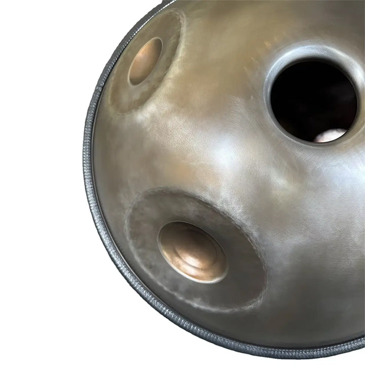 Das Bild zeigt die Rückansicht einer Horayzon Master Series Mutant Handpan aus Edelstahl. Diese Handpan überzeugt mit herausragender Handwerkskunst und unvergleichlicher Klangqualität. Ihre edle, schützende Oberfläche und die präzise Tonabstimmung machen sie zur idealen Wahl für professionelle Musiker. Jetzt bei handpan.world kaufen.