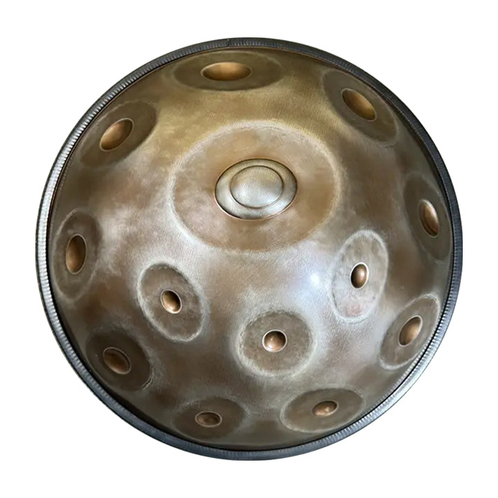 Die Horayzon Master Series Mutant Handpan aus Edelstahl beeindruckt durch ihre außergewöhnliche Handwerkskunst und herausragende Klangqualität. Die hochwertige Edelstahloberfläche sorgt für Langlebigkeit und einen klaren, kraftvollen Klang. Ideal für Musiker, die nach einer einzigartigen und vielseitigen Handpan suchen. Jetzt bei handpan.world erhältlich.