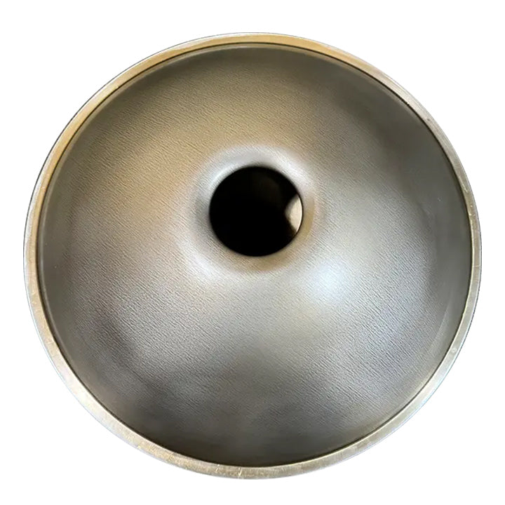 Das Bild zeigt die Rückansicht einer meisterhaft gefertigten Handpan in der eleganten Vintage Silver Ausführung. Die Horayzon Handpan Master Series Vintage Silver besticht durch exzellente Handwerkskunst und unvergleichliche Klangqualität. Die edle, schützende Oberfläche und präzise Tonabstimmung machen sie zur perfekten Wahl für professionelle Musiker. Jetzt bei handpan.world erhältlich.