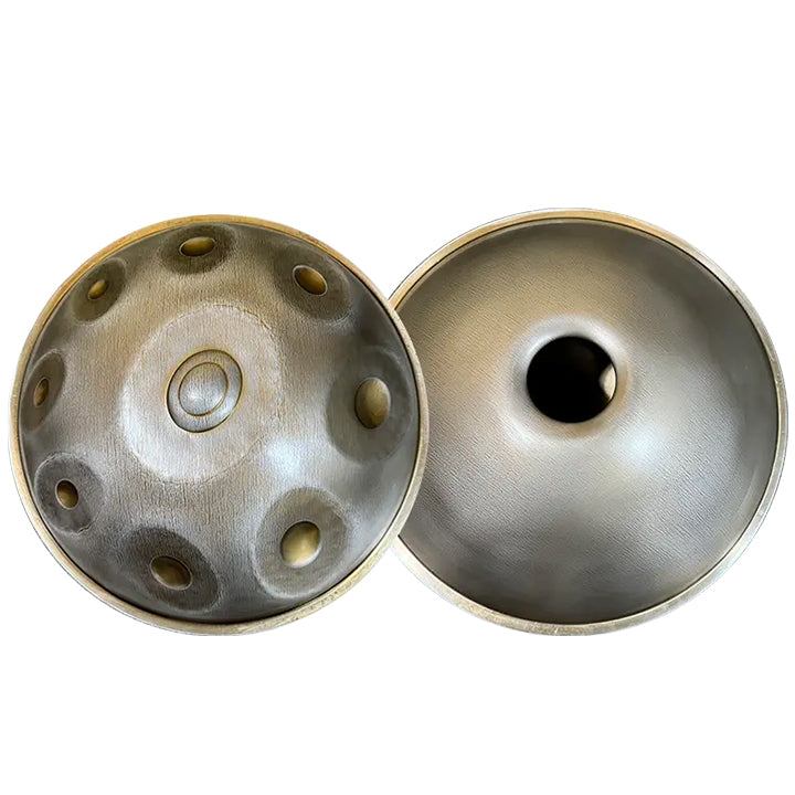 Die Horayzon Handpan Master Series Vintage Silver überzeugt mit herausragender Handwerkskunst und unvergleichlicher Klangqualität. Ihre edle, schützende Oberfläche und die präzise Tonabstimmung machen sie zur idealen Wahl für professionelle Musiker. Jetzt bei handpan.world erhältlich.