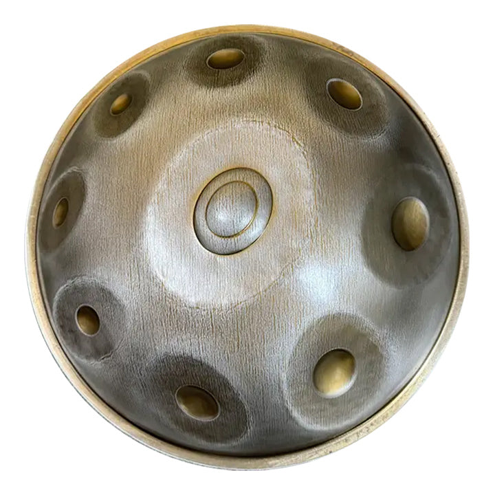 Das Bild zeigt die Frontansicht einer meisterhaft gefertigten Handpan in der edlen Vintage Silver Ausführung. Die Horayzon Handpan Master Series Vintage Silver bietet exzellente Handwerkskunst und unvergleichliche Klangqualität. Die edle, schützende Oberfläche und präzise Tonabstimmung machen sie zur perfekten Wahl für professionelle Musiker. Jetzt bei handpan.world kaufen.