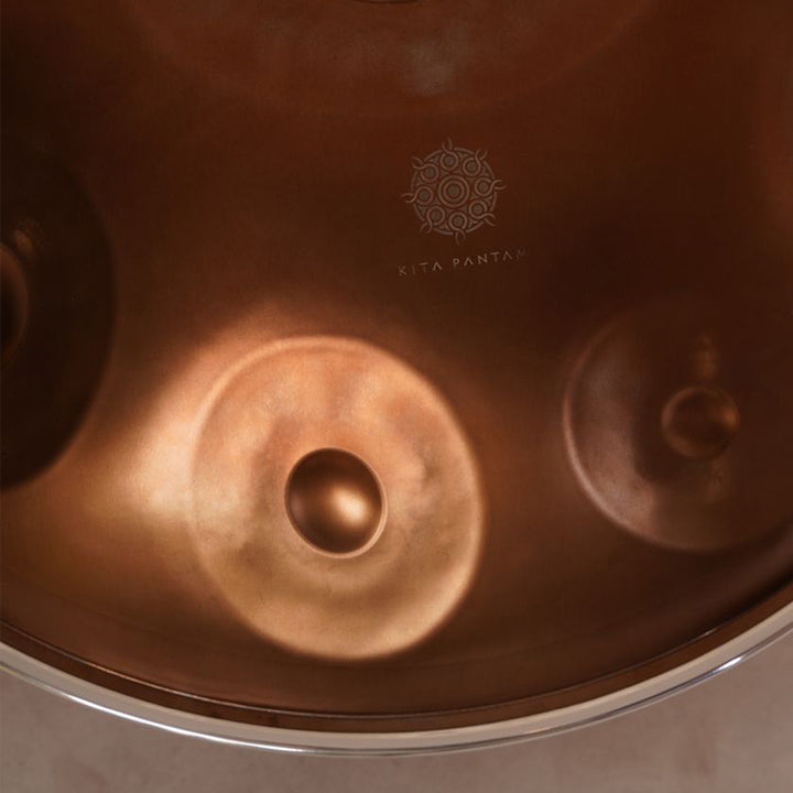 Eine Kita Handpan aus dem besonderen Edelstahl steht bei Handpan.World zur zur Miete - die günstige Mietgebühr wird beim kaufen 100% angerechnet. 