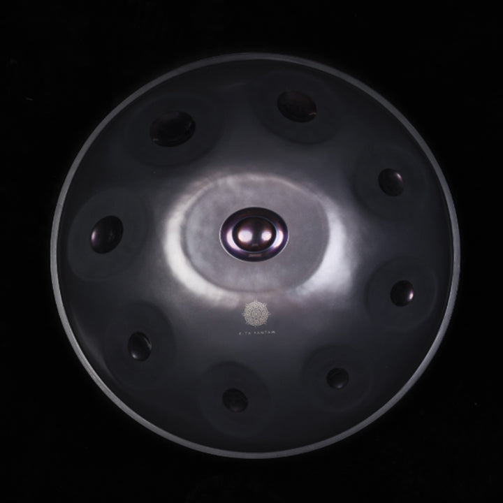 Schwarze, nitrierte Handpan mit golden polierten Dome und Dimpel. Handgefertigte Handpan kaufen vom Maker Kita Pantam aus dem Handpan.World Netzwerk. Alternativen Text bearbeiten