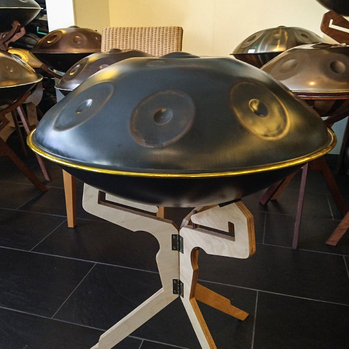 Kita Pantam in dem Design Gold Vintage steht auf einem Handpan Ständer