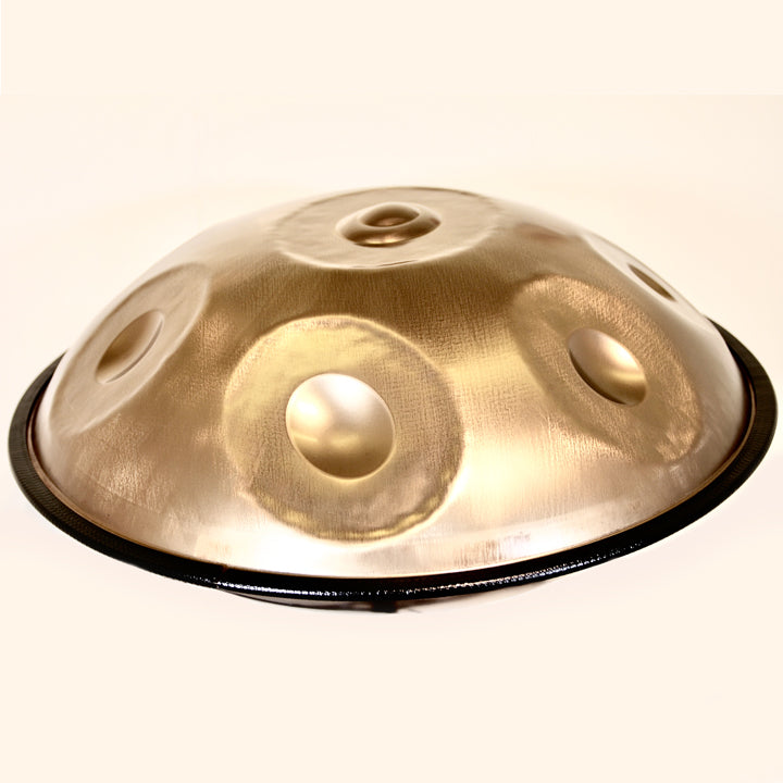 Eine Kupfer farbene Edelstahl Handpan vom Hersteller Spirit Soul steht auf einem Handpan Ständer bereit gespielt zu werden.