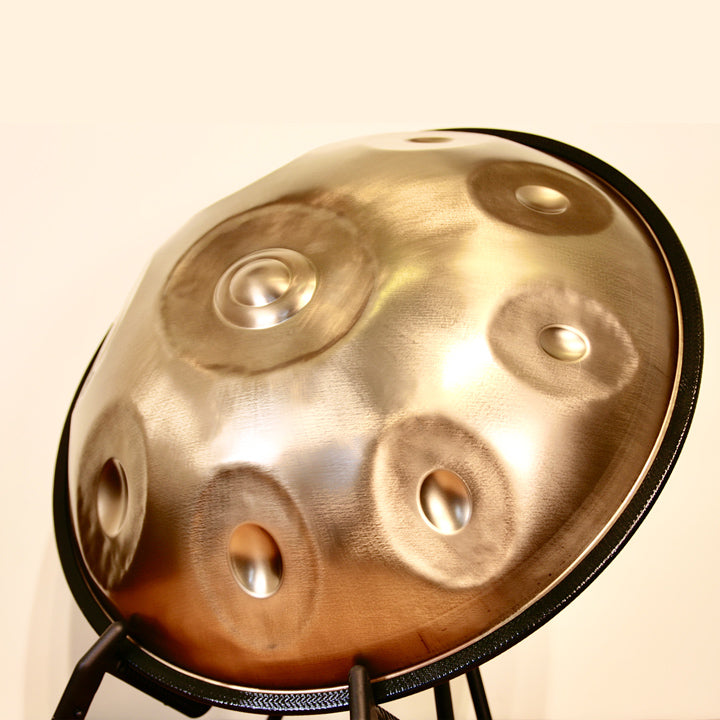 Bei Handpan.World findest Du günstige Handpans für Einsteiger und professionelle Handpan Spieler zum kaufen. Die Spirit Soul Handpan zeichnet sich durch eine perfekte Preis-Leistung aus.