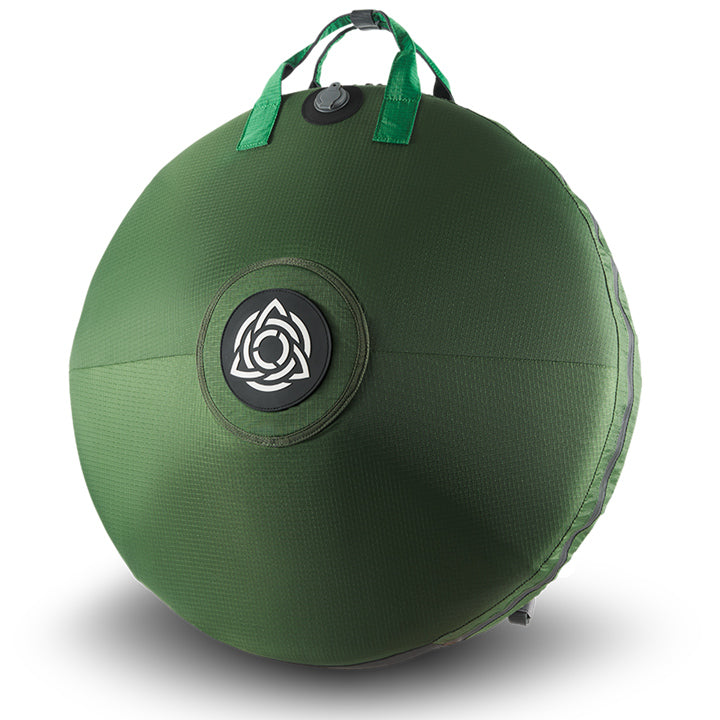 AIRTEK Handpan Case in der Farbe Woodbine grün steht aufgeblasen vor einem grauen Hintergrund