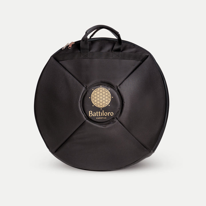 Schwarzes Handpan Softcase Rucksacktasche mit Trägern - Front Ansicht vor weißem Hintergrund. Diese und weitere Taschen findest Du bei Handpan.World