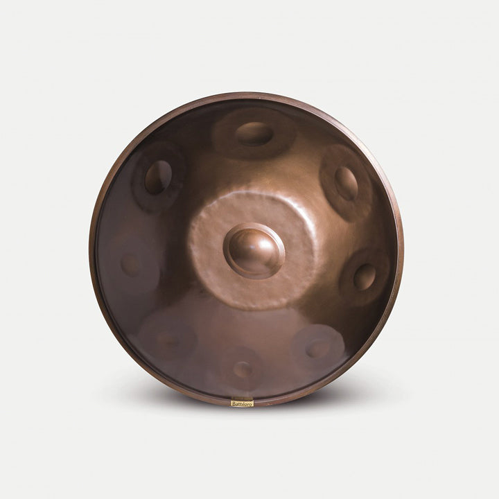 Healing Frequency Handpan in rötlichem Design mit 14 Tonfeldern von vorne auf einem weißen Hintergrund.