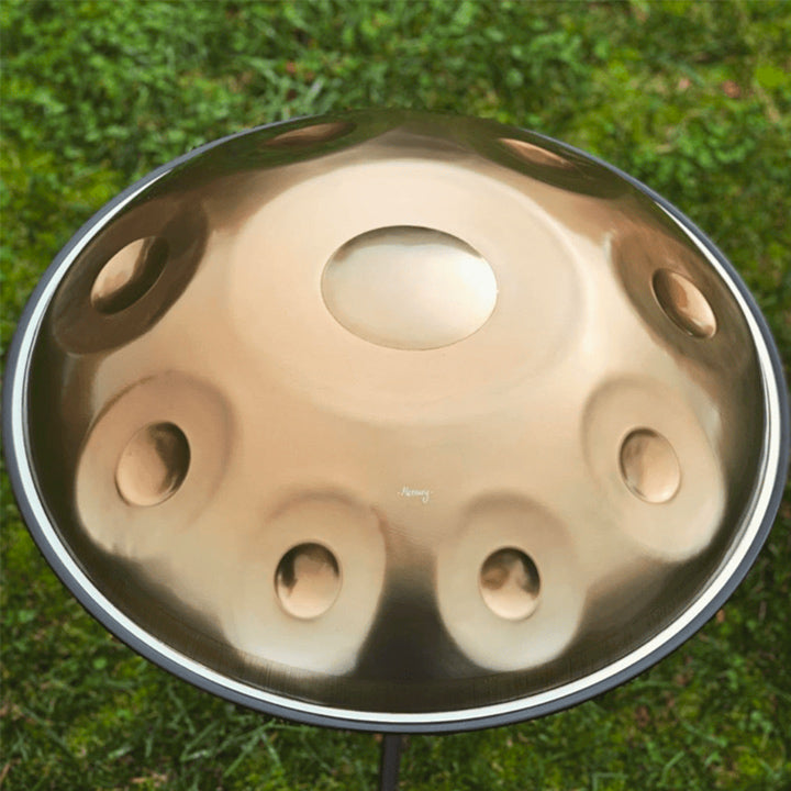 Extended Kurd Edelstahl Handpan liegt auf Gras.