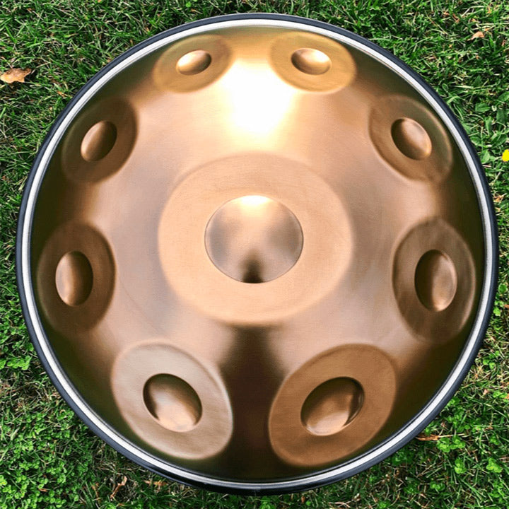 Extended Kurd Edelstahl Handpan liegt auf Gras.