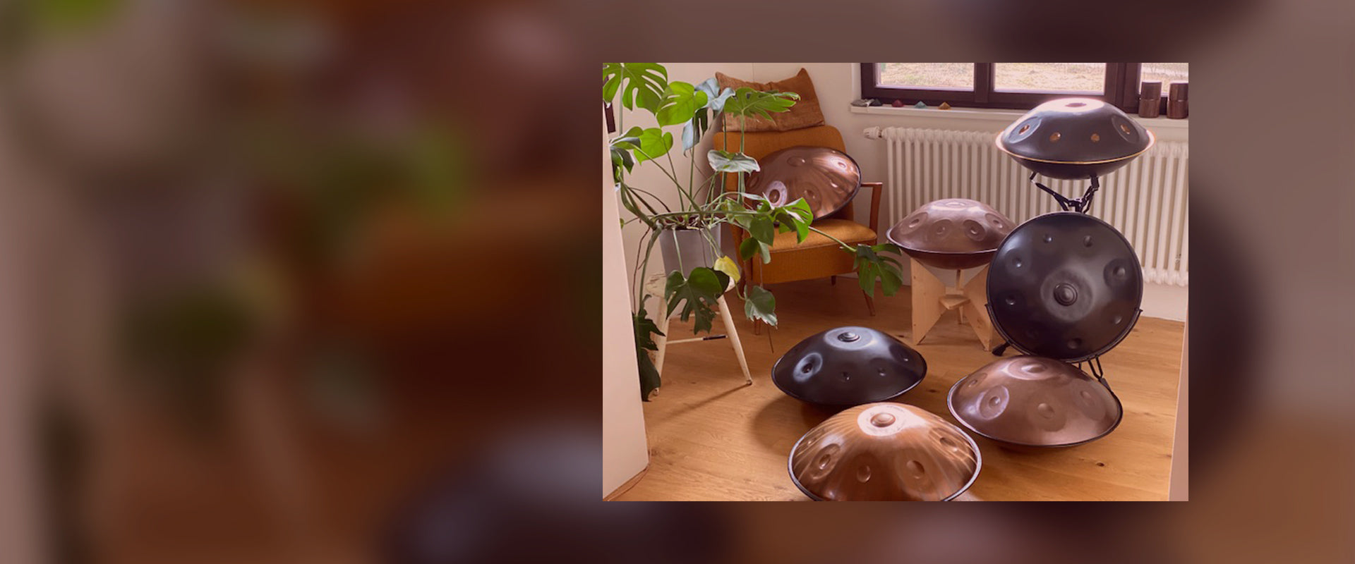 Sieben Handpans unterschiedlicher Hersteller sind im hellen Handpan Showroom Almtal in Österreich zum probespielen ausgestellt.