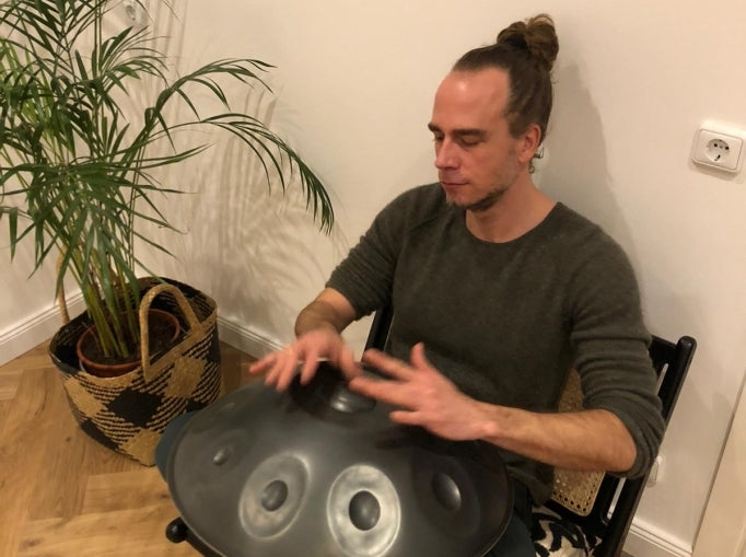 Der Handpanspieler und Vertreter von Handpan.word in Düsseldorf Daniel Geilke spielt Handpan