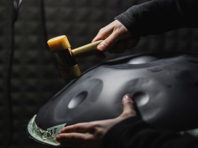 Handpan-Spielen-mieten-lernen-Emanuel-Eitle-Handpan.World-Showroom-Muenchen