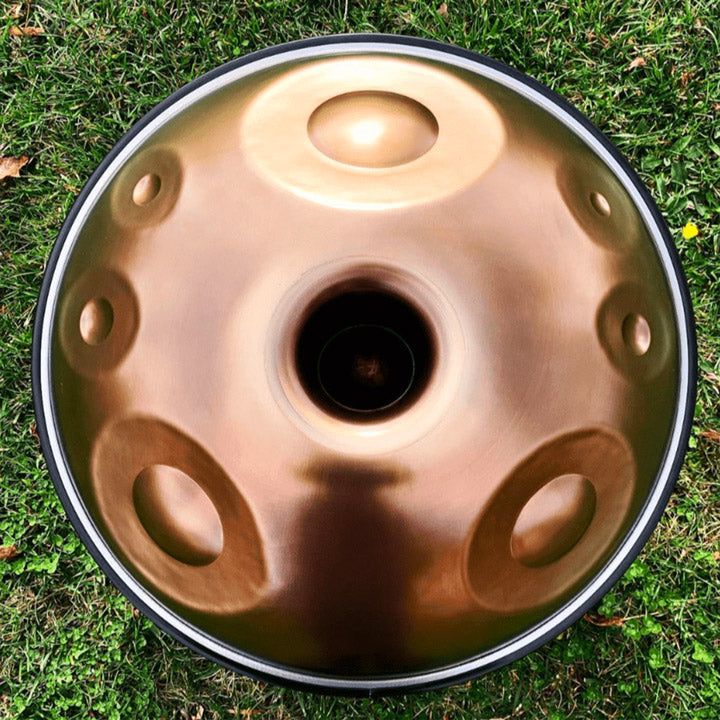 Unterseite der Extended C# Kurd 12-16 aus Titan Steel bei Handpan.World erleben und ausprobieren. Tauche tiefer ein in dein Handpanspielen mit einer hochwertigen Mutant Handpan.