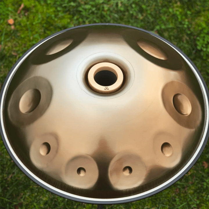 Extended Kurd Titan Steel Handpan liegt auf Gras.