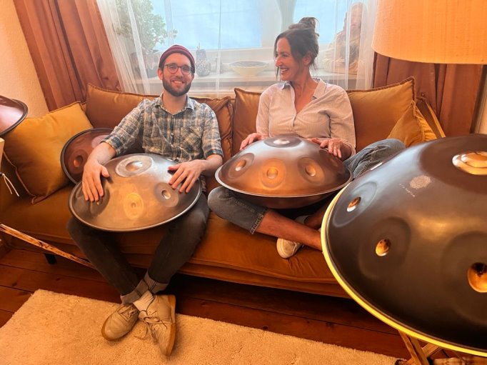 Simone Trame auf ihrer Couch mit einem Kunden sitzend bei einem Handpan Kurs