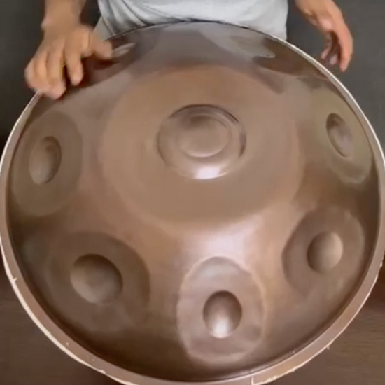 Der Hersteller spielt eine Svaraa Handpan F2 Kurd aus Embersteel