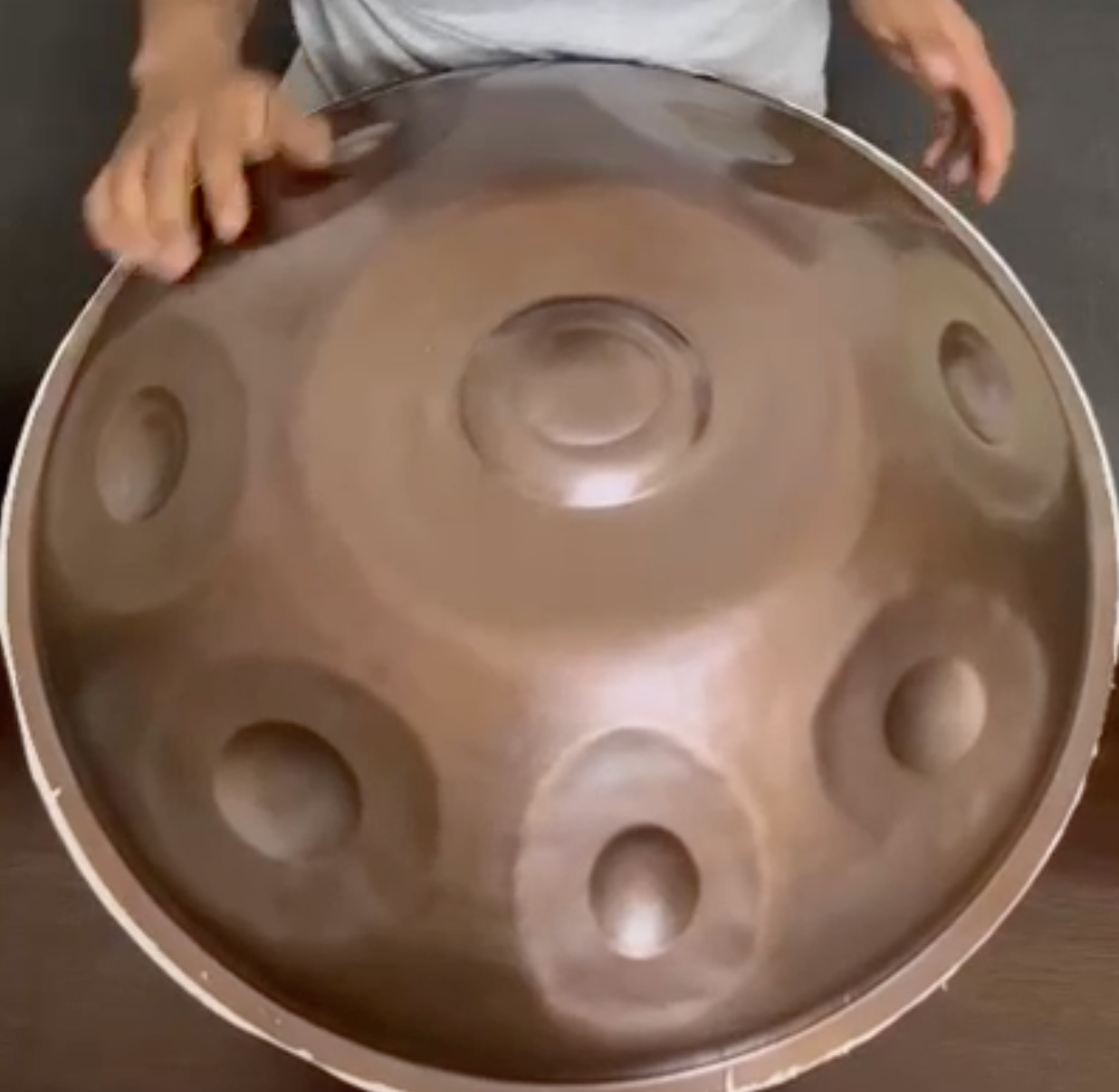 Der Hersteller spielt eine Svaraa Handpan F2 Kurd aus Embersteel