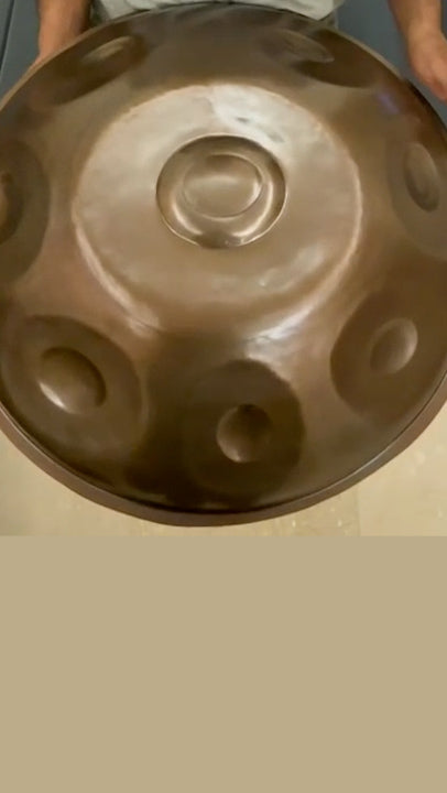 Der Hersteller spielt eine Svaraa Handpan F2 Kurd aus Embersteel