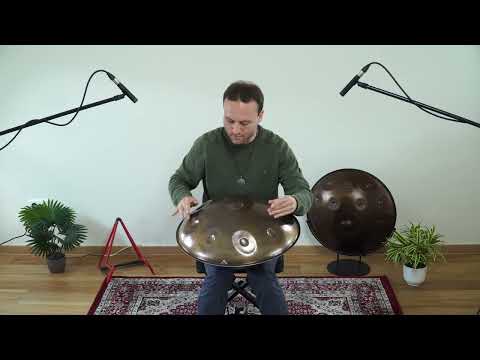 Handpan-Spieler spielt auf einer E Lalabye Handpan von Svaraa. Diese Handpan, sowie viele weitere kann man online im Handpan.World Store kaufen.