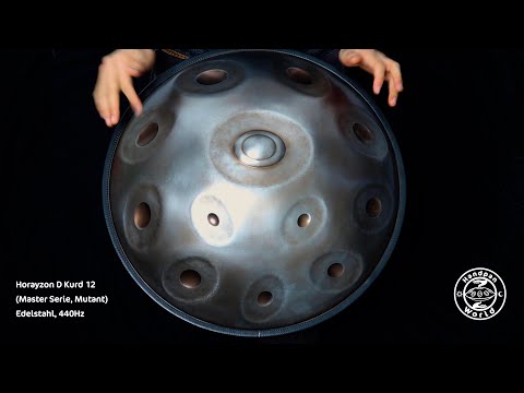 Die Horayzon Handpan Master Serie repräsentiert höchste Handwerkskunst und unvergleichliche Klangqualität. Jedes Instrument dieser exklusiven Reihe wird von den erfahrensten Instrumentenbauern in der Horayzon Werkstatt mit größter Sorgfalt und Präzision handgefertigt. Diese Meisterwerke sind das Resultat jahrelanger Erfahrung und leidenschaftlicher Hingabe und setzen neue Maßstäbe in der Welt der Handpans.