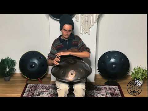 Ein Handpan-Spieler spielt einen wunderschönen Svaraa Romanian Hijaz Handpan mit 10 Tonfeldern.