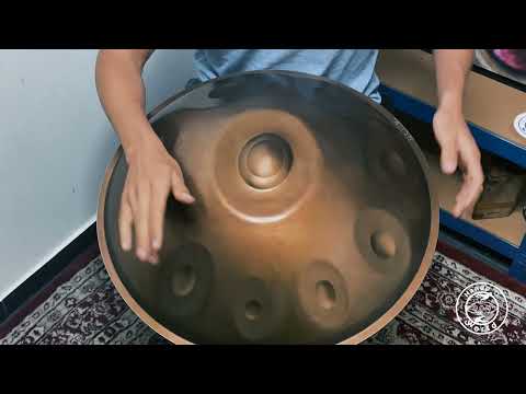 In diesem Video kannst du einen talentierten jungen Mann bewundern, der virtuos eine Nala C Aegean 17 Noten Handpan zum Leben erweckt. Die Handpan ist ein einzigartiges Musikinstrument, dessen warmer und melodischer Klang verzaubert. Mit geschickten Fingern streicht der Musiker über die verschiedenen Klangfelder der Handpan und erzeugt eine sanfte und rhythmische Melodie. Die glänzende Oberfläche der Edelstahl Handpan reflektiert das Licht und verleiht dem Video eine ästhetische und faszinierende Note.